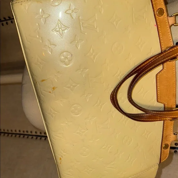 AUTHENTIC- Louis Vuitton Brea MM in Blanc Corail Vernis - Picture 4 of 15